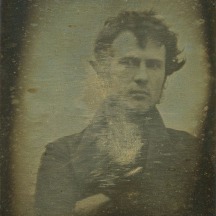 Esta fotografía del químico Robert Cornelius es la que se considera la 1ª selfie de la historia. (1839)