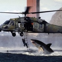 En este montaje un tiburón blanco «ataca» a un soldado británico en Sudáfrica